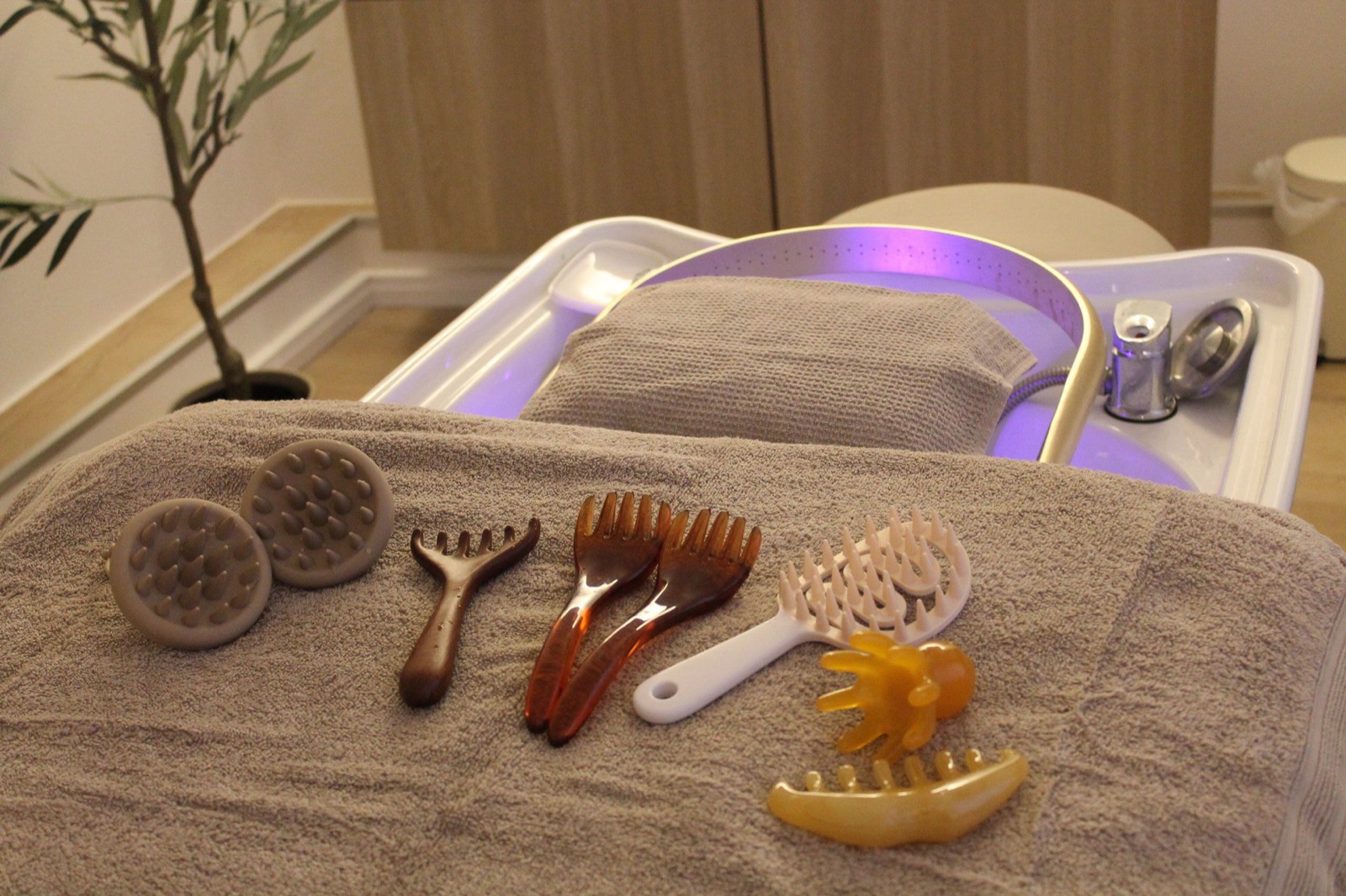 Massage-Werkzeuge am Head-Spa-Becken